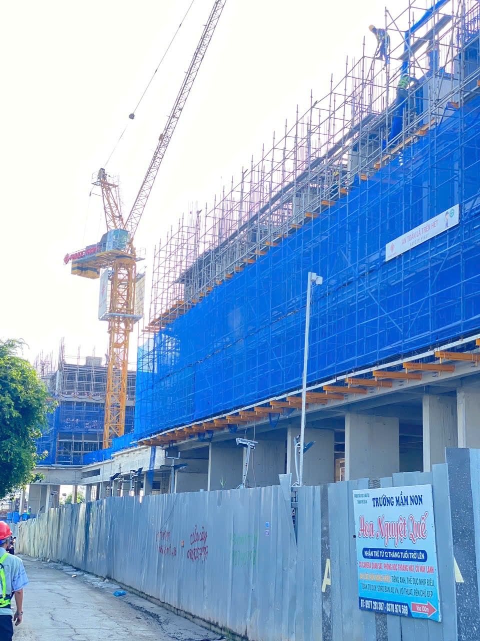 Cận cảnh giàn giáo và lưới an toàn công trường Fenica Dĩ An tháng 10/2026